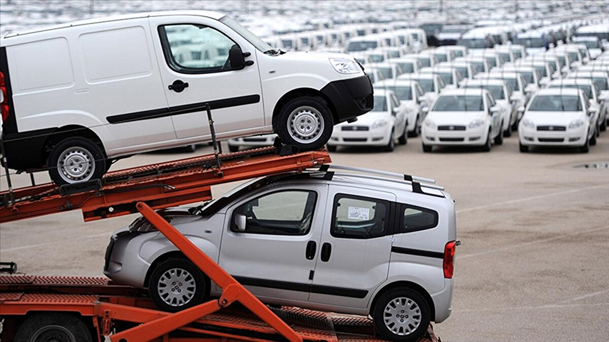 Altını bozduran konut ve otomobile yöneldi<br><br>Altın fiyatlarındaki düşüş sonrası kısa vadeli yatırımcılar, kazançlarını değerlendirmek için alternatif araçlara yöneldi. Konut piyasasının ardından otomobil sektörü bu ilgiden payını aldı.