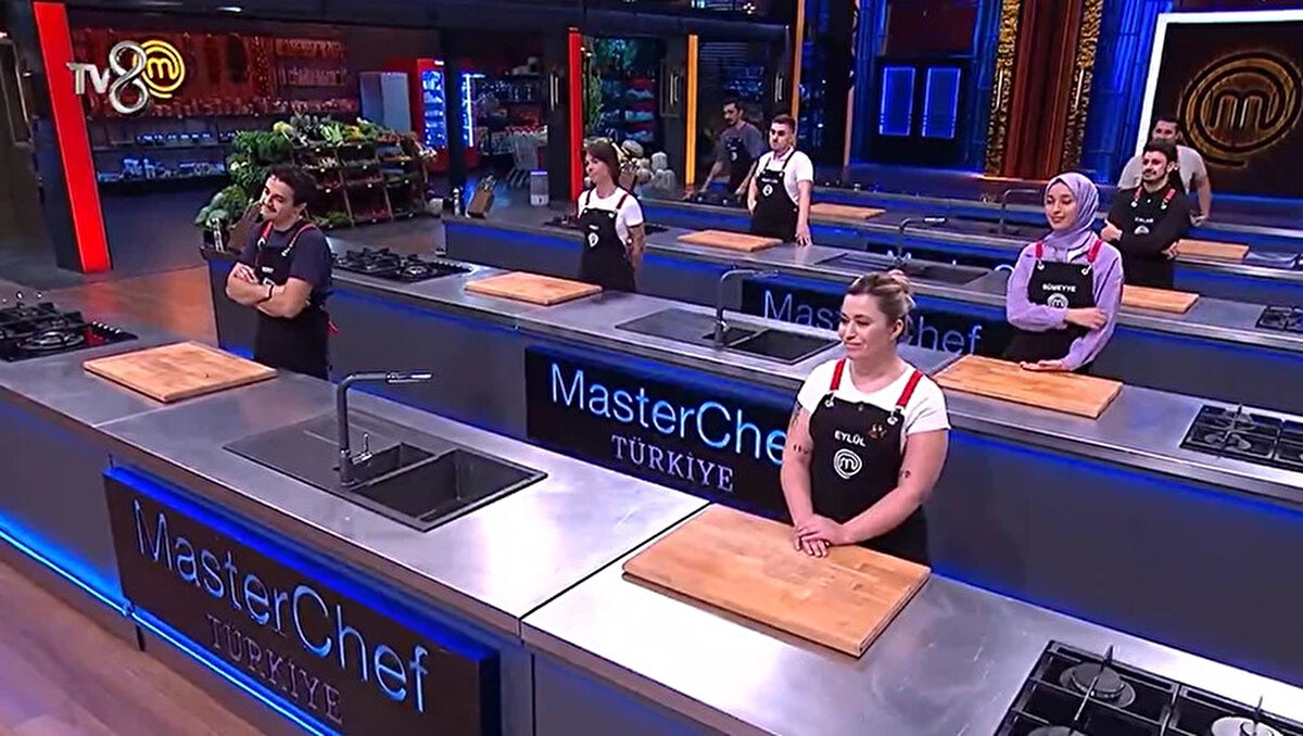 MASTERCHEF HAFTANIN ELEME ADAYLARI KİMLER?<br><br>Haftanın ilk dokunulmazlık oyunu sonucunda Barış ve Ayten eleme potasına girmişti. Dün akşam Aslı ve Sümeyye'nin de potaya girmesiyle bu haftanın 4 eleme adayı netleşti.<br><br>Barış<br><br>Ayten<br><br>Aslı<br><br>Sümeyye