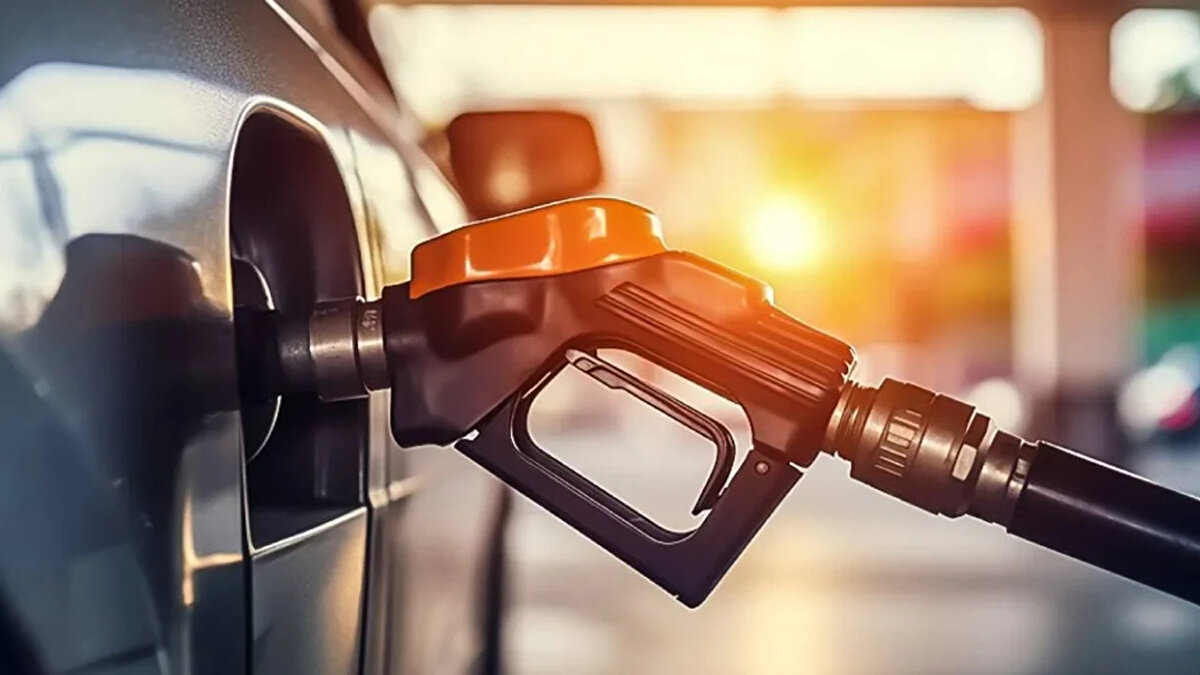 İzmir:<br><br>Benzin: 53.52 TL<br><br>Motorin: 56.77 TL<br><br>LPG: 27.53 TL