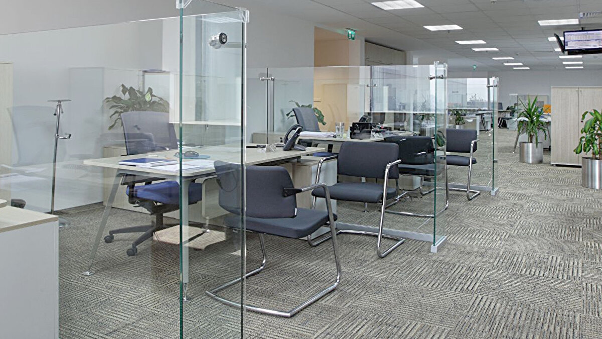 CUMHURİYET BAYRAMI'NDA EFT VE HAVALE YAPILIR MI?<br><br>Bankaların kapalı olması, özellikle para transferi işlemlerini doğrudan etkilemektedir.<br><br>Havale İşlemleri: Aynı banka içerisindeki para transferleri (havale), mobil bankacılık, internet bankacılığı ve ATM'ler üzerinden 7 gün 24 saat gerçekleştirilmeye devam edecektir.<br><br>EFT ve FAST İşlemleri: Bankalar arası para transferi olan EFT işlemleri, bankaların mesai saatlerine tabidir. FAST (Fonların Anlık ve Sürekli Transferi) sistemi kapsamında belirlenen limitler dahilindeki transferler günün her saati gerçekleştirilebilir.