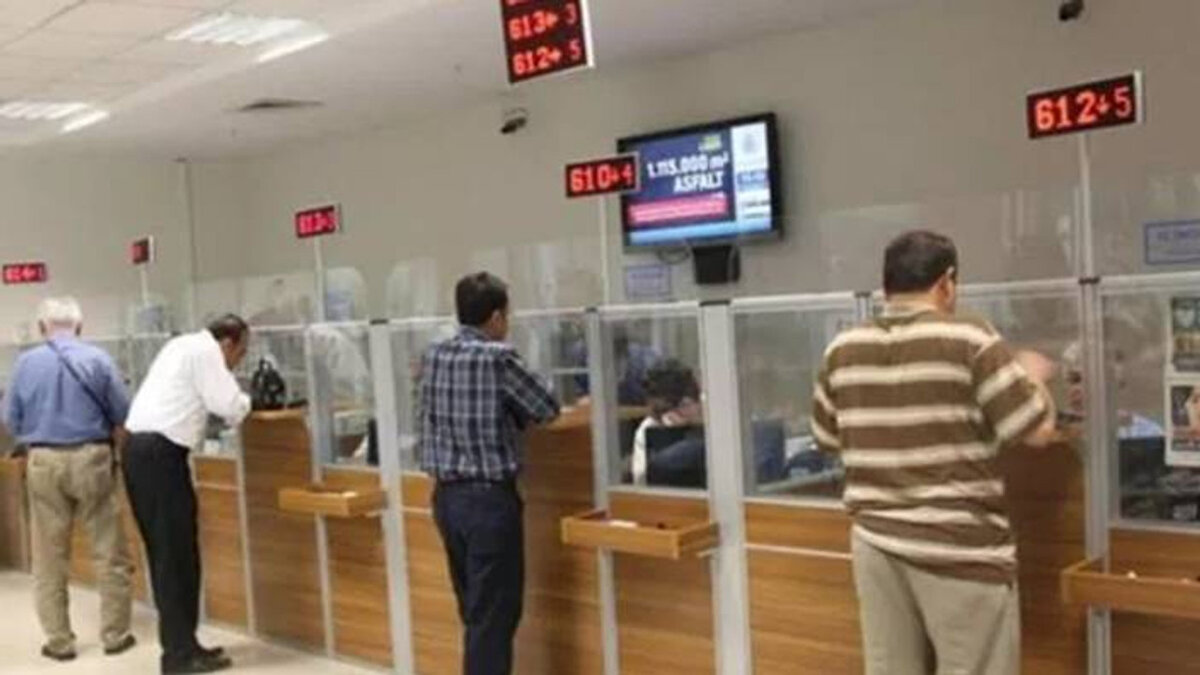 BANKALAR NE ZAMAN AÇILACAK?<br><br>Bankalar, 29 Ekim Cumhuriyet Bayramı resmi tatilinin sona ermesinin ardından, 30 Ekim 2025 Perşembe günü normal mesai saatlerine dönecek ve tüm şubelerde hizmet vermeye kaldığı yerden devam edecektir.