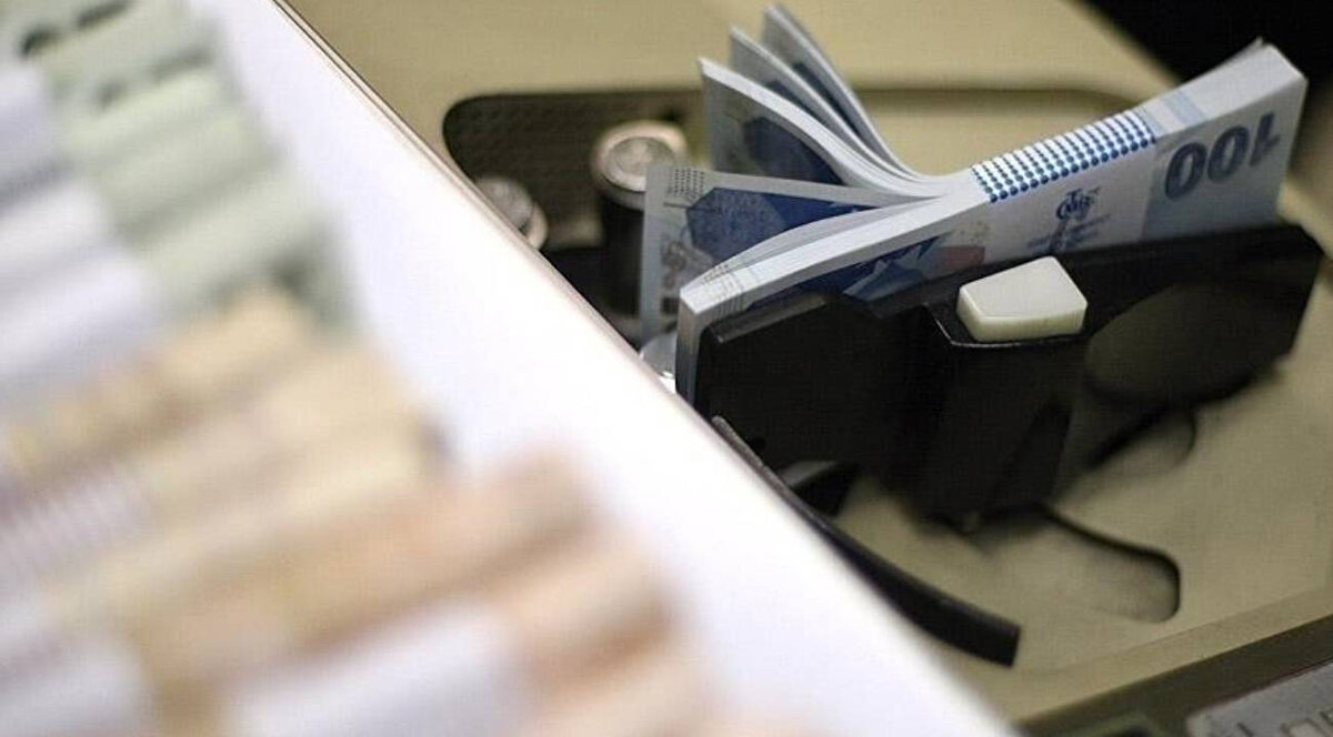 EFT NE ZAMAN HESABA GEÇER?<br><br>Resmi tatil olması nedeniyle bankaların EFT sistemi kapalı olacaktır.<br><br>Buna göre, 28 Ekim Salı günü öğleden sonra (mesai bitimi sonrası) yapılan veya bugün (29 Ekim Çarşamba) gün içinde yapılan tüm EFT işlemleri, bankaların yeniden faaliyete geçeceği ilk iş gününe kadar bekletilecektir.<br><br>Yapılan EFT işlemleri, 30 Ekim 2025 Perşembe sabahı itibarıyla alıcıların hesaplarına aktarılacaktır.