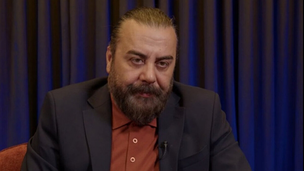 MAFYA BU ADAMLARI BULUŞ<br><br>Emre Bol, "Her bahis sitesinin statlara gönderdiği adamlar var. Mafya bu adamları bulmuş. Adamın yanında silahla oturuyorlar, “30 saniye geç bildir.” diyorlar. 30 saniye geç bildirdiğinde ise takır takır bahis oynanıyor ve acayip paralar kazanılıyor." dedi.