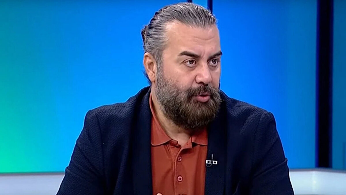 EMRE BOL'DAN OLAY İDDİA<br><br>Futbol yorumcusu Emre Bol bahis skandalını Sky Spor ekranlarında yorumladı. Bol konuşurken şu ifadeleri kullandı:<br>"Zorbay Küçük, Kuşadası’nda uyuşturucu maddeyle yakalandı. O an yanında olan kız arkadaşı suçu üstleniyor ama yapılan testlerde her ikisinde de uyuşturucu maddeye rastlanıyor ve 5 yıl denetimli serbestlik kararıyla serbest bırakıldı. TFF, bu kişiye 5 yıl daha hakemlik yaptırdı. Bu süreçte de takır takır bahis oynuyor."