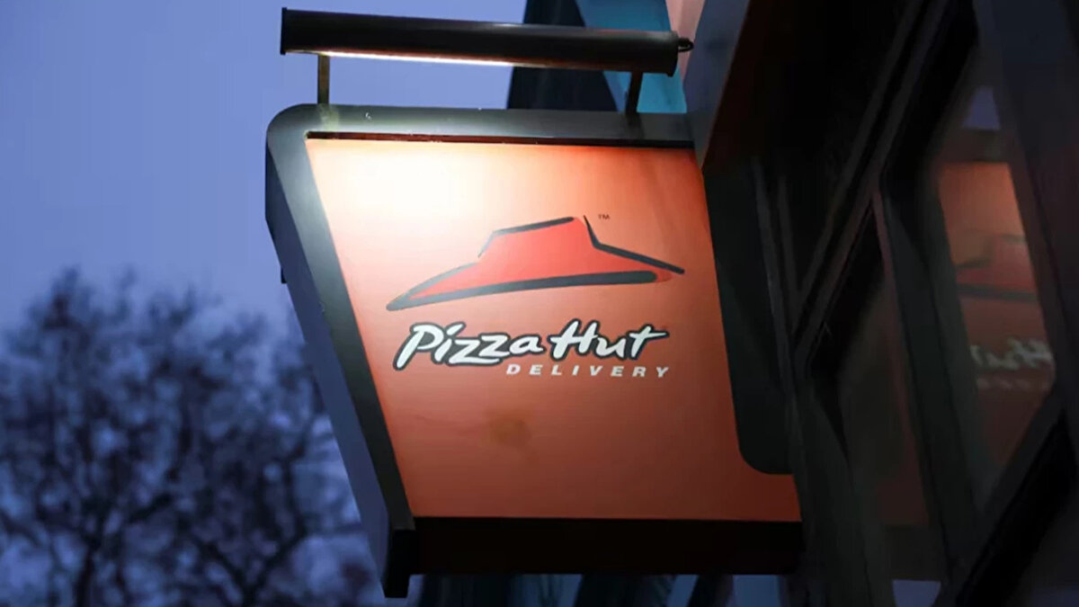 Geçen yıl iflas sürecine giren popüler pizza zincirinin marka temsilcisi İngiltere genelinde 343 Pizza Hut teslimat noktasıyla faaliyetlerine devam edecek.