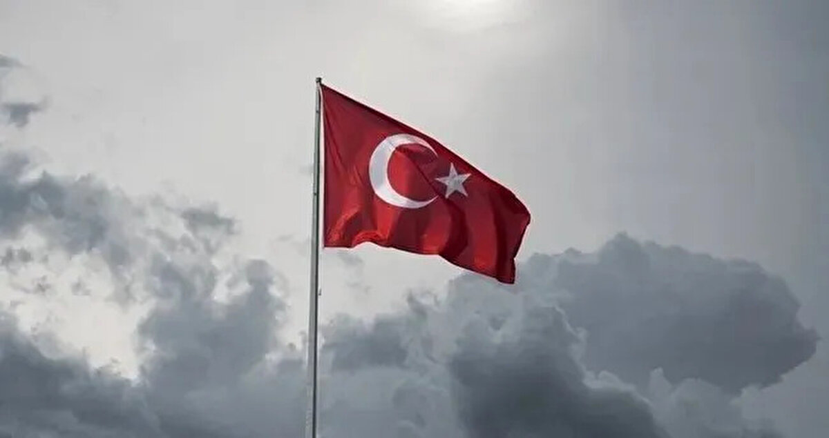 İSTANBUL'DA METRO, METROBÜS, OTOBÜS BEDAVA MI? İETT'DEN AÇIKLAMA GELDİ!<br><br>İstanbul'da yaşayan vatandaşlar için müjdeli haberi İETT de duyurdu. TCDD'ye bağlı hatlara ek olarak, İstanbul Büyükşehir Belediyesi'ne bağlı toplu taşıma araçları da bayramda ücretsiz olacak.<br><br>İETT'den yapılan açıklamada, "29 Ekim Cumhuriyet Bayramı'nda kişiselleştirilmiş İstanbulkart'ınızla entegrasyona dahil tüm toplu ulaşım araçlarını ücretsiz kullanabilir, bayram coşkusunu İstanbul'un dört bir yanında yaşayabilirsiniz. Cumhuriyetimizin 102. yılı kutlu olsun!" ifadelerine yer verildi.