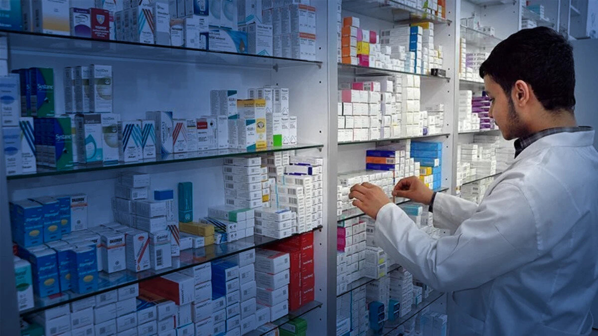 29 Ekim Cumhuriyet Bayramı'nın resmi tatil olması nedeniyle, pek çok kurum ve kuruluş gibi eczaneler de bugün kapalı olacak. Acil ilaç ihtiyacı olan veya reçetelerini temin etmek isteyen vatandaşlar, nöbetçi eczanelere yöneliyor.