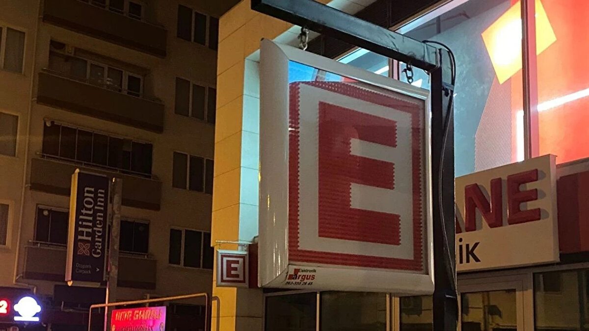 T.C. Sağlık Bakanlığı Türkiye İlaç ve Tıbbi Cihaz Kurumu (TİTCK) tarafından sağlanan "Nöbetçi Eczane Sorgulama" hizmeti ile 81 ildeki tüm nöbetçi eczanelerin güncel adres ve telefon bilgilerine ulaşabilirsiniz.