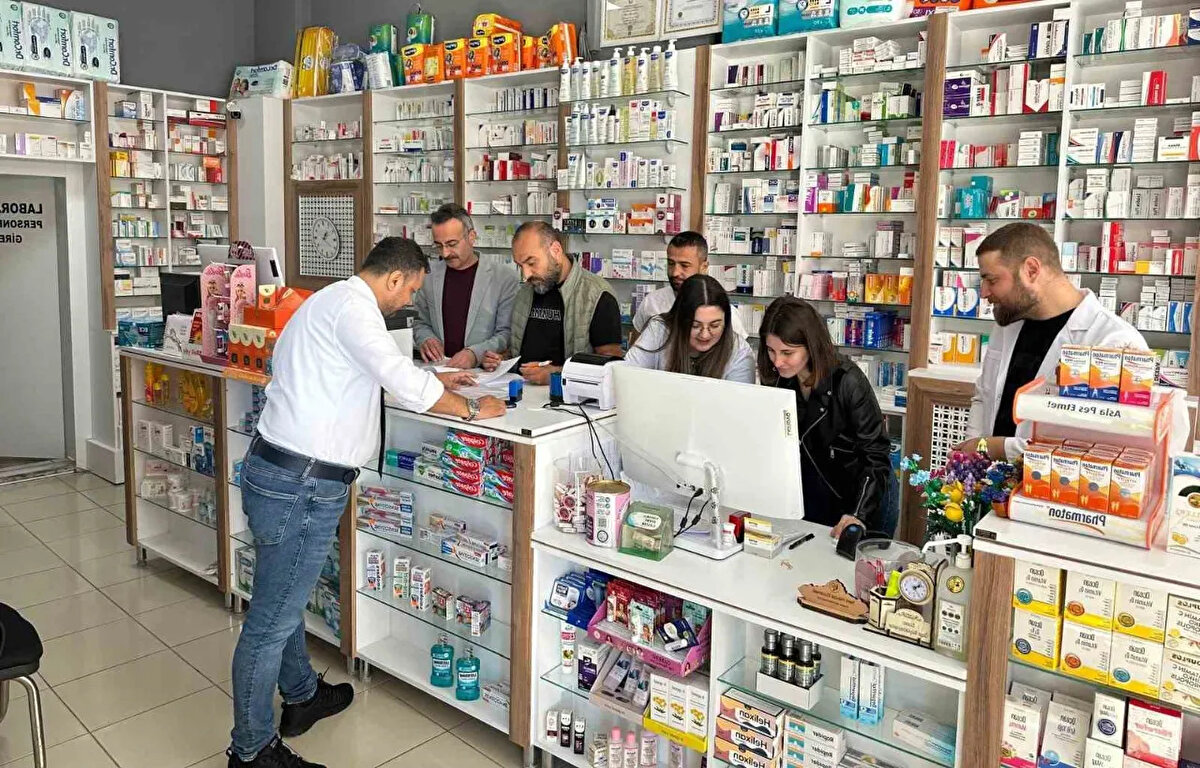 NÖBETÇİ ECZANELER NASIL ÖĞRENİLİR?<br><br>Vatandaşlar, ikamet ettikleri ilçedeki veya en yakın nöbetçi eczaneyi bulmak için arama motorlarında sorgulama yapıyor. Özellikle İstanbul, Ankara ve İzmir gibi büyükşehirlerde nöbetçi eczane bulmak için en güvenilir yöntem e-Devlet sistemidir.