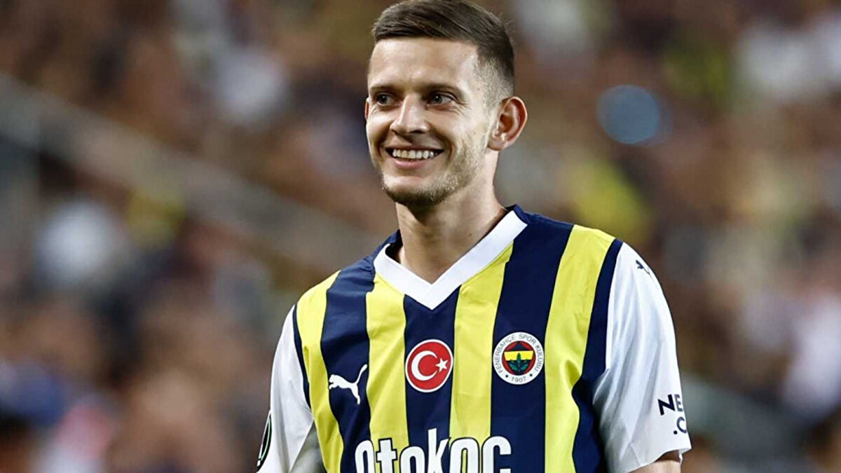 Orta saha ve sağ kanatta görev alan Szymanski, bu sezon 17 maçta 2 gol ve 2 asist kaydetti. Polonyalı oyuncu, 2023-2024 sezonunun başında 9,75 milyon euro karşılığında Dinamo Moskova’dan Fenerbahçe’ye transfer olmuştu. <br><br>Tecrübeli futbolcunun sözleşmesi 2027’ye kadar devam ediyor.