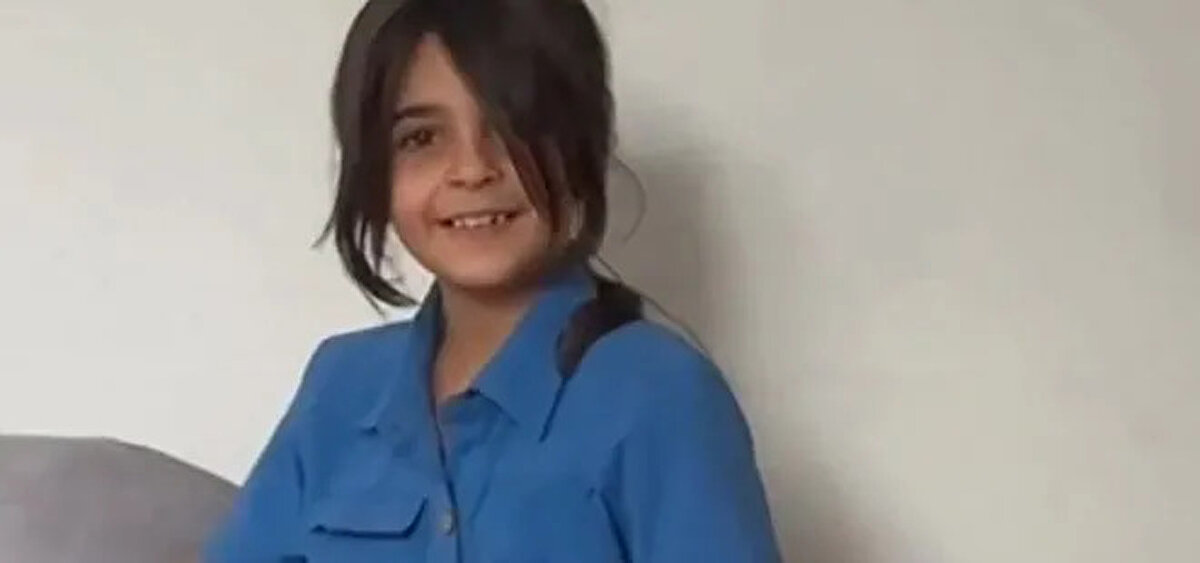 Nevzat Bahtiyar'ın eski avukatı Ali Eryılmaz, otopsi sırasında Narin’in elbiselerinde ve avuç içinde bulunan saç tellerine dikkat çekerek, bu delillerin yeniden incelenmesi için yeni bir kamu davası açılması talebinde bulunacağını duyurdu.