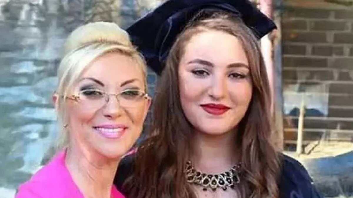 Güllü, 26 Eylül'de Yalova'daki evinin balkonundan düşerek hayatını kaybetti. Sevilen şarkıcının ölümünün ardından "intihar mı etti yoksa öldürüldü mü" sorusu gündem olurken, konuyla ilgili iddialar ve açıklama ve iddialar peş peşe geldi.