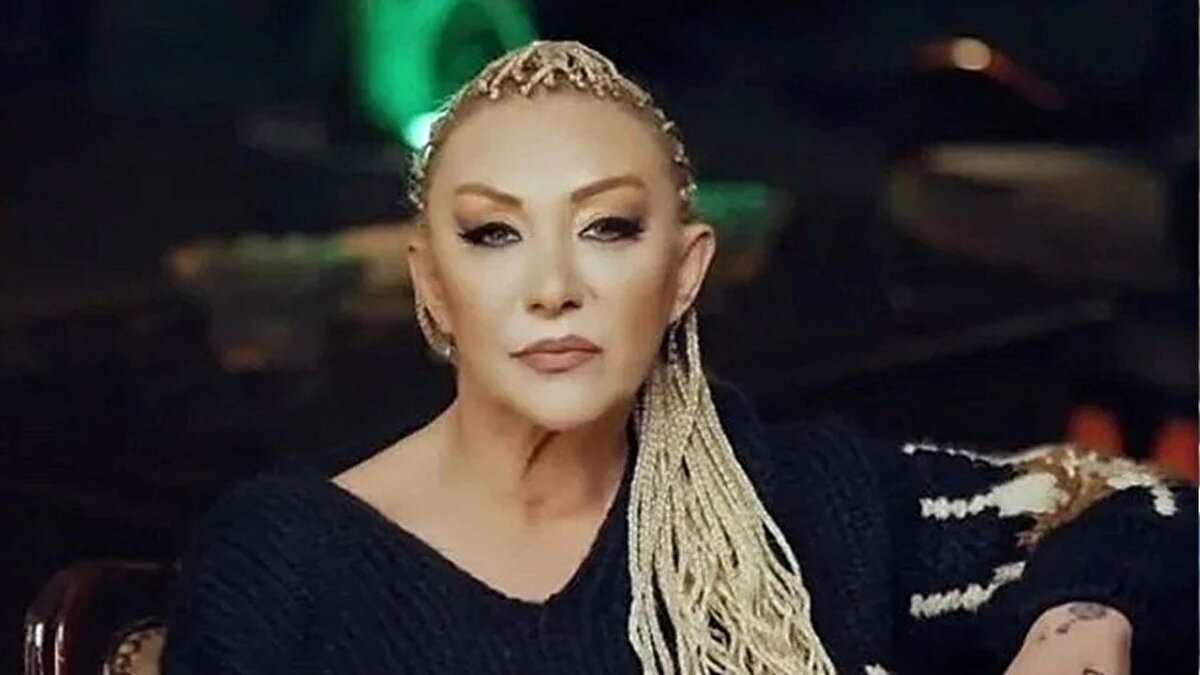 şarkıcının patronu Ferdi Aydın, "Güllü'yü, öz kızı Tuğyan Ülkem Gülter öldürdü" dedi. Aydın'ın savcılığa sunduğu WhatsApp mesajları ise adeta şoke etti. İfadeye çağrılan Güllü'nün kızı "Mesajlar bana ait ama annemi öldürmedim" diyerek sessizliği bozdu.<br><br>Yalova Cumhuriyet Başsavcılığı ise bu açıklamanın ardından Tuğyan Ülkem Gülter'i adliye çağırıp WhatsApp mesajlarıyla ilgili ifadesini aldı.