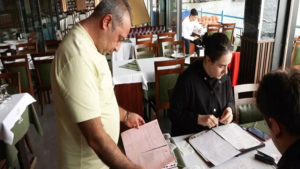 Fiyatlarımızı, gramajlarımızı tek tek yazıyor. Yazmama gibi bir şey söz konusu olamaz. Sosyal medya dünden beri rahatsız edici şekilde paylaşımlar, Google üzerinden gelmeyen insanlar tarafından yorum yapılıyor. Ben de bunu sabah denetime gelen arkadaşlara söyledim. Biz her şeye açığız. Bizim bütün fiyatlarımız yazıyor. Burada herhangi bir haksızlık gibi bir şey söz konusu değildir. Biz bunu da kabul etmiyoruz. Benim menüm şeffaf, açık. İsteyen herkes gelip kontrol edebilir. Benim fiyatlarım yazıyor. Herhangi bir sıkıntı yok. Benim menüm 5-6 adet yabancı dil yazıyor. İngilizcesinden, Türkçesine, Almancasına, Fransızcasına kadar hepsi yazıyor. Tek tek yazıyor. Gelip kontrol edebilirler. İtiraz hakkımız da var tabii ki. İtiraz da edeceğiz. Gerekli yerlerde itirazlarda bulunacağız. Kesinlikle ama kesinlikle usulsüzlük ya da hırsızlık asla ama asla yapmadık. Biz bunu kabul etmiyoruz" dedi.