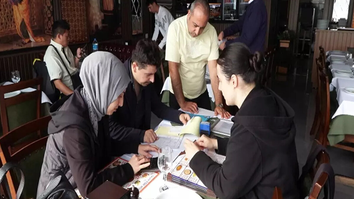 İstanbul Ticaret İl Müdürlüğü ekiplerinin restoranda yaptıkları denetimin ardından Ticaret Bakanlığı'ndan açıklama yapıldı. Yapılan açıklamada, "Ticaret Bakanlığımızca, İstanbul'daki bir balık restoranında turist müşterilere kesilen yüksek hesap iddiasına ilişkin basında yer alan haberler üzerine gerekli inceleme yapılmıştır. Gerçekleştirilen denetimde, işletmenin fiyat listesi ve adisyonları incelenmiş; servis ücreti uygulamasında mevzuata aykırılıklar ve tüketiciyi yanıltıcı işlemler tespit edilmiştir. Ayrıca fiyat etiketlerinde mevzuata uygunluk yönünden yapılan incelemeler sonucunda da aykırılıklar belirlenmiş ve ilgili ürünler için 139 bin 304 lira tutarında idari yaptırım uygulanmıştır.<br><br>Bununla birlikte, tespit edilen fiyat farklılıkları ve uygulamalar, Haksız Fiyat Artışı Kurulu'na iletilmiştir. Ayrıca, hanutçuluk yapıldığı yönünde bulgulara rastlanması nedeniyle konu, ilgili kurumlara sevk edilmiştir. Ticaret Bakanlığı olarak, hem yerli hem yabancı tüketicilerimizin haklarının korunması, piyasa düzeninin ve adil ticaret ortamının sağlanması amacıyla denetimlerimiz aralıksız biçimde devam etmektedir" ifadelerine yer verildi.