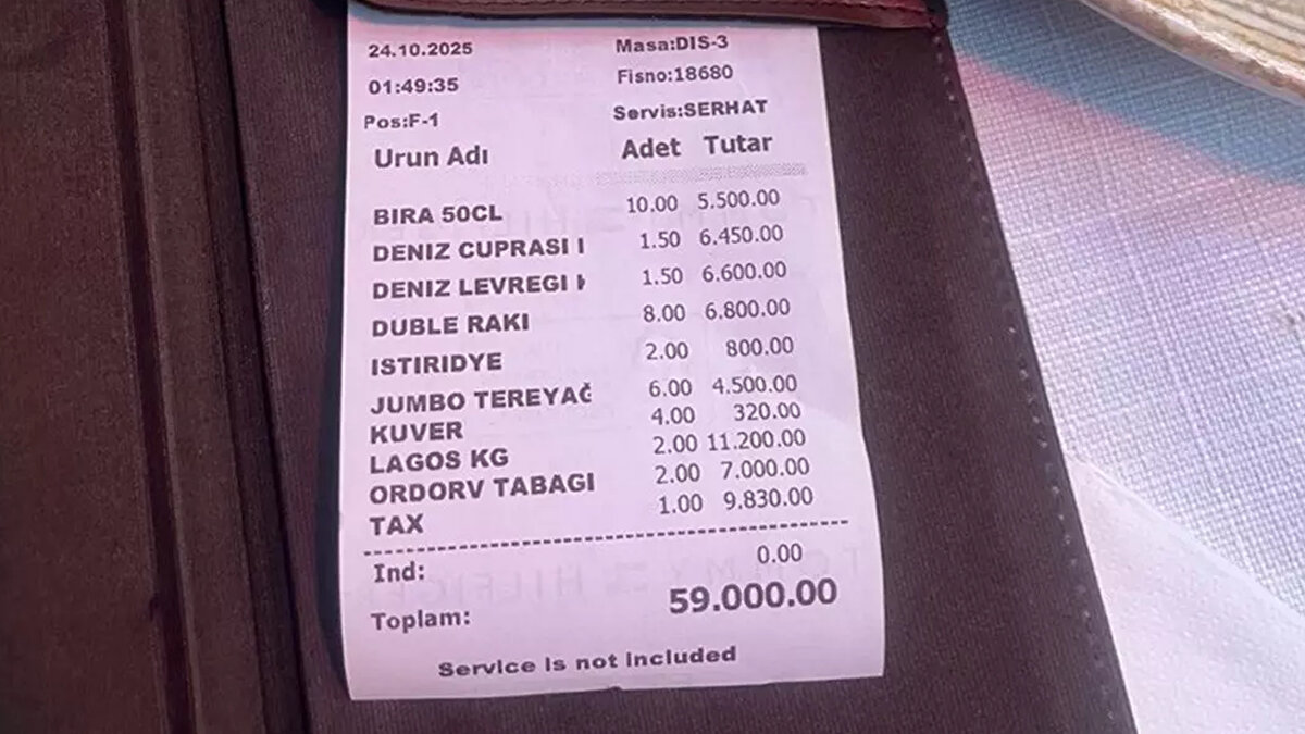 Sosyal medyadaki tepkilerin ardından Ticaret Bakanlığı'na çok sayıda ihbar yapıldı. İstanbul Ticaret İl Müdürlüğü ekipleri restoranda denetim yaptı. Denetim sırasında ekipler, fiyat listesiyle turistlerin ödediği miktarı karşılaştırılarak tutanak tuttu.<br><br>Restoranda yaklaşık 30 ürünün menüdeki ücreti ile alınan ücretin farklı olduğu, tespit edildi. Yapılan incelemenin ardından restoran ile ilgili işlem yapılacağı öğrenildi.