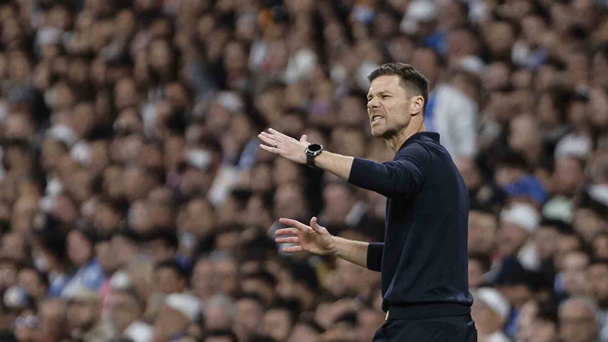 İSPANYOL BASINI KRİZİ DUYURDU<br><br>Yaşanan olaydan sonra İspanyol basını, Vinicius Jr için çarpıcı bir iddia gündeme getirdi. Brezilyalı yıldızın bu sezon kendisine karşı gösterilen tavırdan rahatsız olduğu ve sezon sonuna kadar böyle devam etmesi halinde takımdan ayrılmak istediğini yazdı.