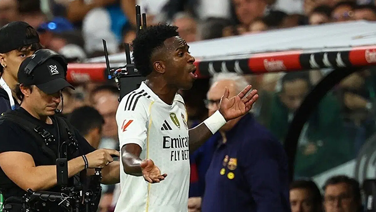 Sözleşmesinin sona ermesine 1.5 yıl kalan Vinicius ile Real yönetimi henüz yeni bir sözleşme için masaya oturmuş değil. Bu da Brezilyalı oyuncunun sezon sonunda ayrılabileceğini güçlendiriyor.