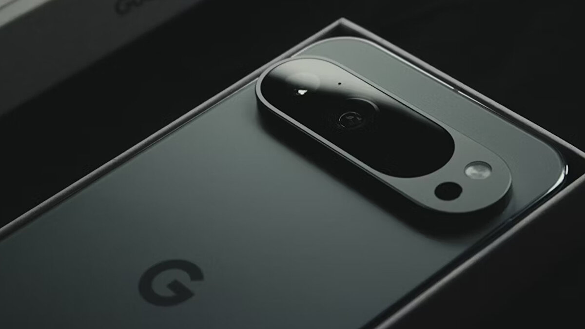 Google Pixel 11, 11 Pro<br>Sonbahar döneminde tanıtım bekleniyor. Yeni Tensor ile kamera ve yapay zeka araçları güçlenecek. Yedi yıl yazılım desteği çizgisi korunacak. Modem ve pil verimliliğinde küçük artışlar bekleniyor.