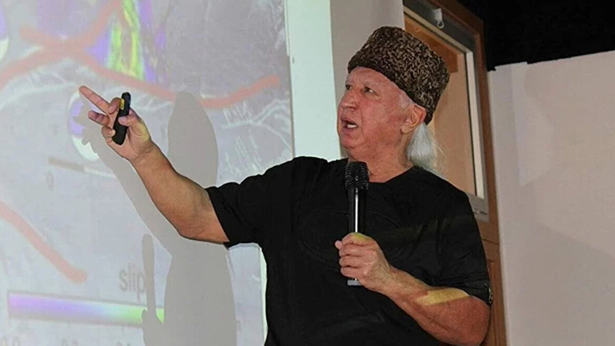 ŞENER HOCA'DAN SERT ÇIKIŞ<br><br>Üşümezsoy'un "O kadar deprem videom var. Birini dahi izlememişsin, burada programa konuk olmuşsun," yanıtına rağmen Fıçıcı'nın ısrarlı tavrı sonucu Üşümezsoy "Yahu yeter be" diyerek bağırarak tepki gösterdi.