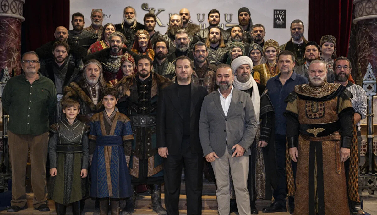 "Yiğit" karakterine hayat veren Onur Bay, çok uzun zamandır devam eden bir projeye dahil olduğu için heyecanlı olduğunu aktararak, "Her işin sorumluluğu var ama tarihi bir işi yaptığımız için bunun sorumluluğunu daha fazla hissediyoruz. Bu sorumlulukla beraber çalışmalarımızı 3 ay boyunca sürdürdük. Yapım ekibimize çok teşekkür ediyorum, muhteşem imkanlar sağladılar bize. 3 ay boyunca çok güzel bir şekilde çalıştık ve hazırlandık. Umarım seyircimiz izlediği zaman takdir edecektir." diye konuştu.<br><br>Daha önce hiç dönem işinde yer almadığını söyleyen Bay, şu bilgileri verdi:<br><br>"Açıkçası buraya gelen herkesin hissettiği, ağzından çıkan tek bir şey var 'atmosfer'. Bu atmosfere girmek bir oyuncu için çok besleyici bir şey. Kostümler de keza öyle. Hazırlık sürecinin başında at ve kılıç eğitimi aldık. Tüm oyuncu arkadaşlarımızla beraber çok yoğun bir dönemden geçtik. Bununla beraber tarih eğitimlerimiz oldu. Mehmet Bey ile çok uzun sohbetler yaptık çünkü dönemin içine girebilmemiz gerekiyordu. O dönemin yaşantısını iyi bir şekilde anlatabilmemiz gerekiyordu ve biz de bunu besleyen her şeyi yapmaya çalıştık. Çok da mutluyum açıkçası. Çok güzel bir deneyimdi benim için."