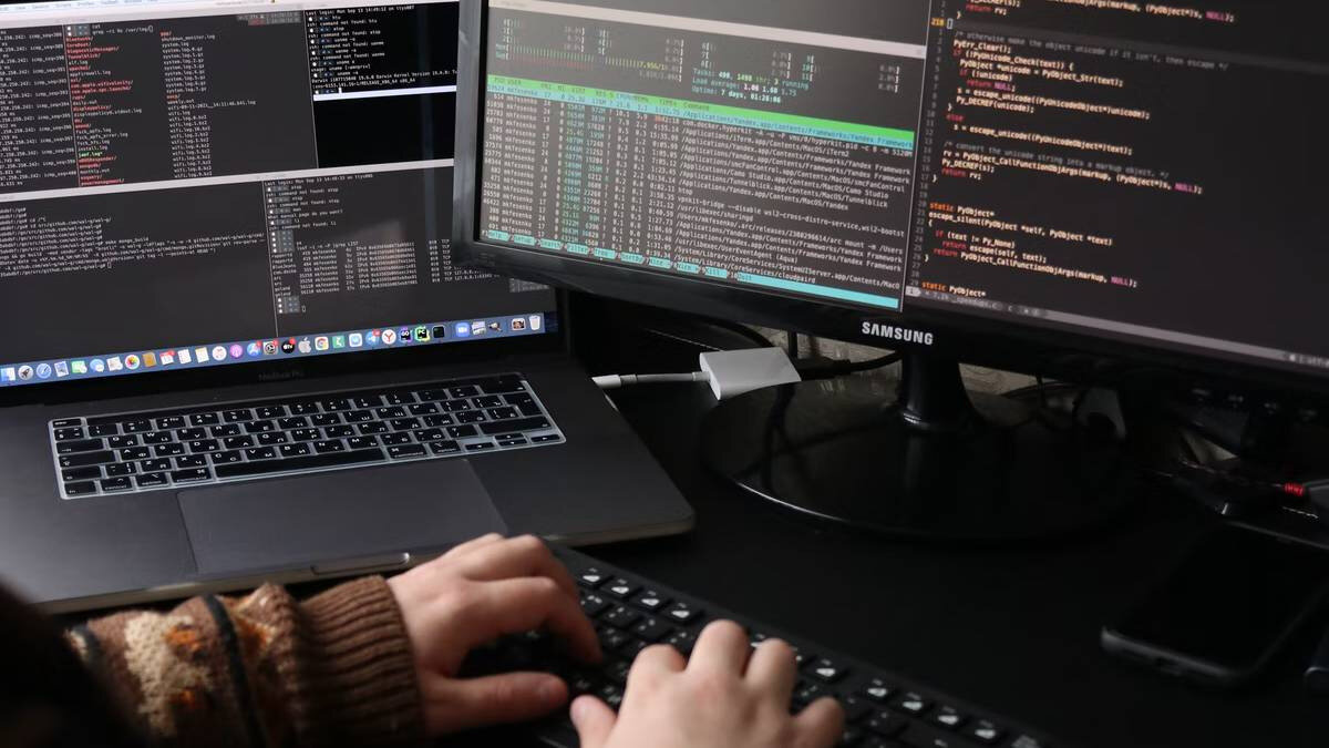 12. DevOps Mühendisi Yazılım ve operasyon ekipleri arasındaki köprü olan bu mühendislerin maaşı 120.000 – 180.000 dolar.