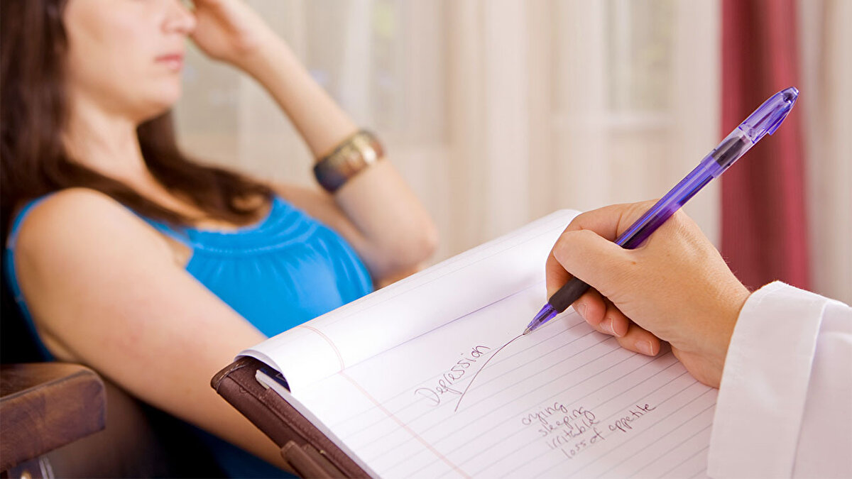 14. Psikiyatrist Pandemi sonrası ruh sağlığı sorunlarının artmasıyla talebi yükselen psikiyatristlerin maaşı 255.000 – 350.000 dolar aralığında.