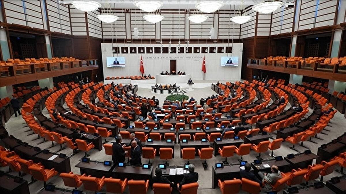 Bilişim Suçları ve Kumar<br><br>Sanal Bahis ve Kumar: Bilişim suçlarının önlenmesi kapsamında sanal bahis ve kumara yönelik yeni düzenlemeler pakette yer alacak.<br><br>Anayasa Mahkemesi İptalleri: Daha önce AYM tarafından iptal edilen bilişim suçlarıyla ilgili bazı düzenlemeler yeniden ele alınacak.