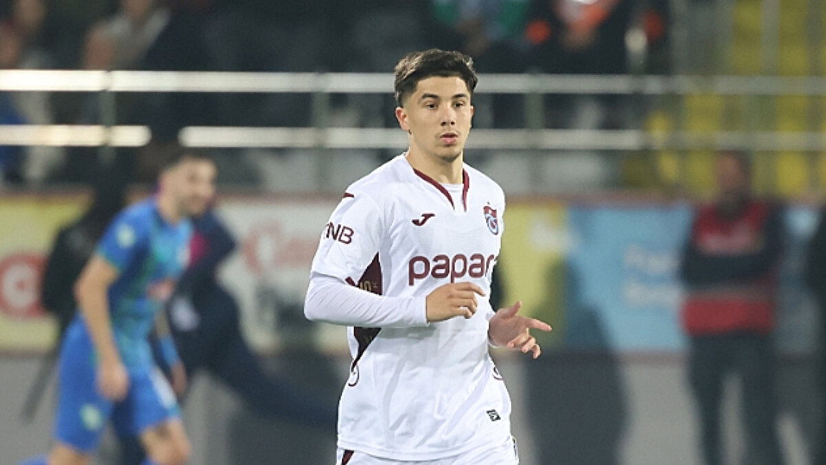 'HİÇBİR ŞEYDEN KORKMAM'<br><br>Genç oyuncu, sahada olduğu gibi günlük hayatta da en çok adaletsizlikten rahatsız olduğunu belirterek, “Korkum yok. Hiçbir şeyden korkmam” ifadelerini kullandı. Futbolun kendisini büyülediğini söyleyen Bouchouari, en sevdiği özelliğini “Sadeliğim, basitliğim", en hoşlanmadığı yönünü ise “Sinirlenmek” olarak açıkladı.