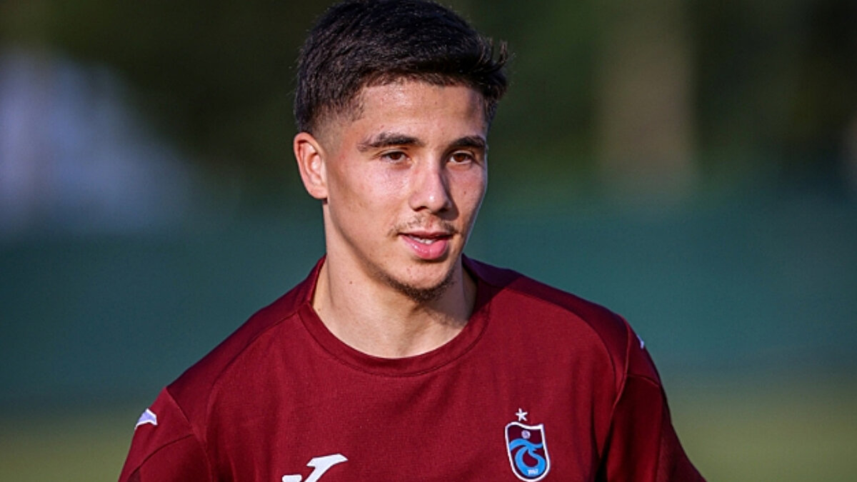 ‘EN ÇOK ÜZÜLDÜĞÜM MAÇ TOULOUSE KARŞILAŞMASIYDI<br><br>Geçen sezon Saint-Etienne formasıyla Ligue 1’de küme düştükleri Toulouse maçını kariyerindeki en üzücü anlardan biri olarak gösteren Bouchouari, en sevindiği maçın ise ilk profesyonel karşılaşması olduğunu belirtti.