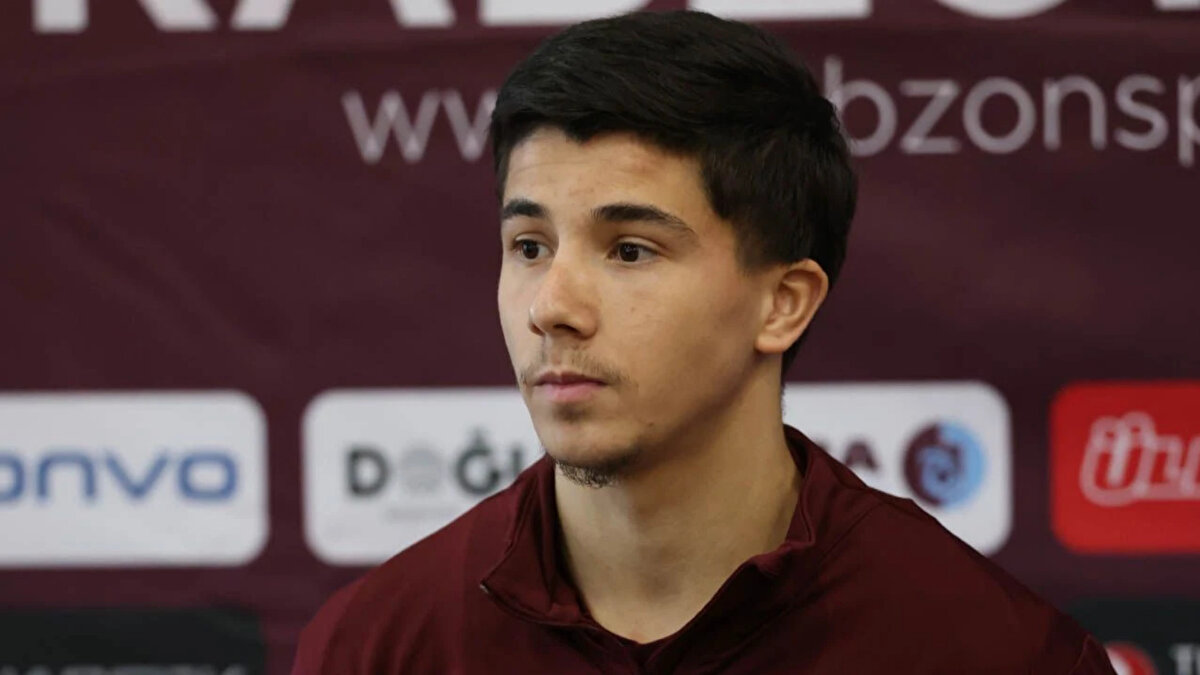 TAKIM ARKADAŞLARINI DEĞERLENDİRDİ<br><br>Trabzonspor’daki takım arkadaşlarını da tek tek değerlendiren Bouchouari, "En çalışkan Mustafa Eskihellaç, en yetenekli Cristo Oulai, en şakacı Serdar Saatçi (Christo’yu da ekledi), en fazla yemek yiyen kaleci Ahmet, en kötü şarkı söyleyen Rayyan Baniya, en çok konuşan Christo Oulai, en bonkör Rayyan Baniya, en disiplinli Okay Yokuşlu ve en iyi giyinen Kazeem Olaigbe" dedi.