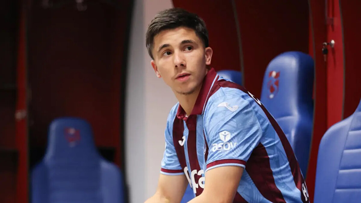 Futbolculuktan hayata bakışına kadar birçok konuda görüşlerini paylaşan Bouchouari, “Bir futbolcunun yaşayabileceği en güzel şey? En iyi şey zaten futbol oynamaktır” dedi.