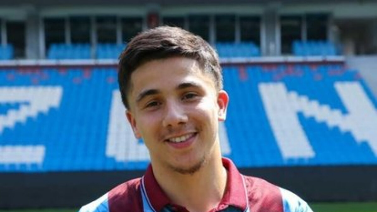 Futbolculuk dışında bir meslek hayal etmediğini de vurgulayarak “Bilmiyorum, düşünmedim bile” diye konuştu. Futbolcu olduğunda Xavi ve Iniesta’yı kendisine örnek aldığını belirten Bouchouari, ‘Topun başına kim geçsin’ sorusuna da ‘Roberto Carlos’ şeklinde yanıtladı.