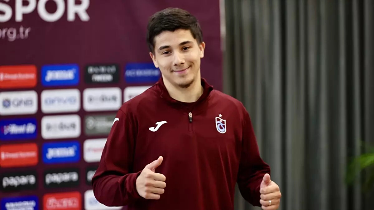 Efsane bir isimle sohbet etme şansı olsa Lionel Messi’yi seçeceğini söyleyen oyuncu, profesyonel futbolculuğun en zor tarafının “Mental kısım, çok zor!” diyerek psikolojik yönüne dikkat çekerken, bir sporcunun hayatına asla sokmaması gereken şeyin de kötü enerji olduğunu ifade etti.