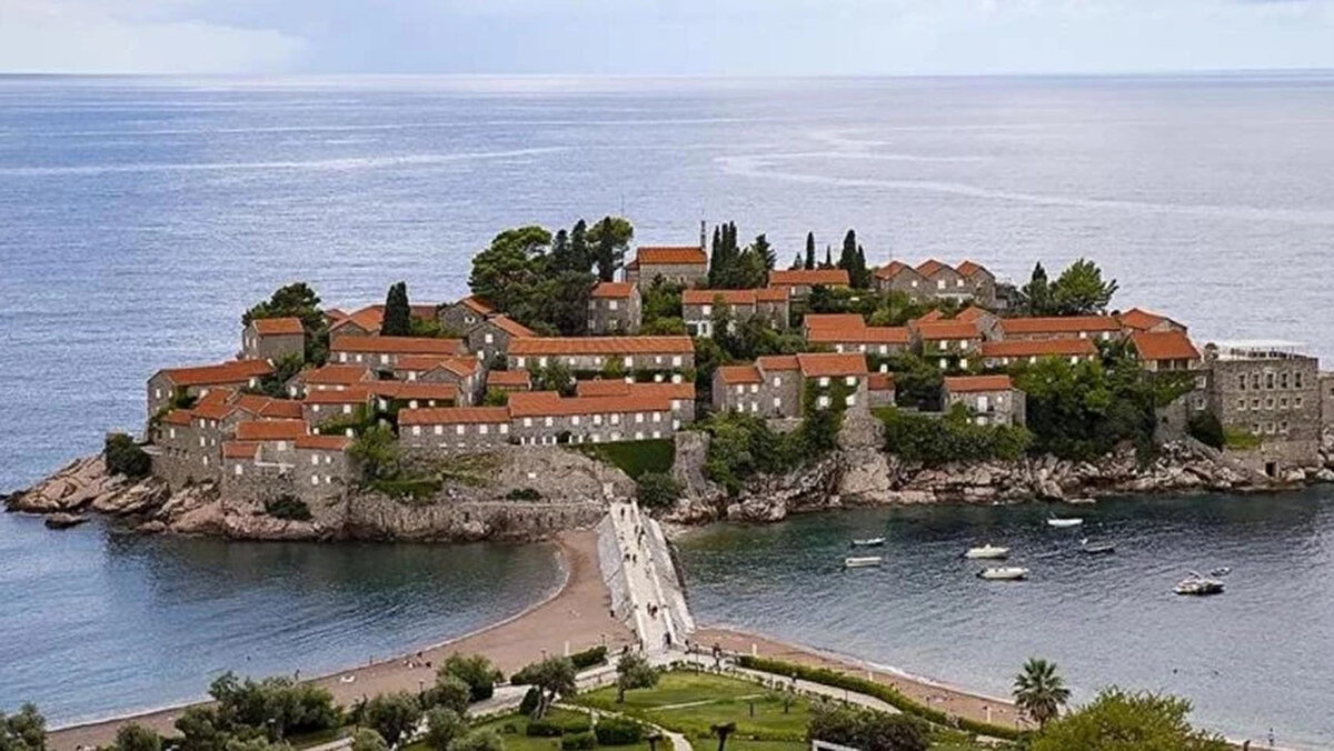 Karadağ'ın 30 Ekim 2025 tarihi itibarıyla uygulamaya koyduğu vize zorunluluğu sonrası, bu ülkeye seyahat planlayan Türk vatandaşları için yeni bir dönem başladı. Vize başvuruları, seyahat amacına (çalışma, eğitim, aile birleşimi vb.) göre farklılık gösterebiliyor. Vize izni alan başvuru sahipleri, ülkeye giriş yaptıktan sonra oturum izni için de başvuru yapma hakkına sahip oluyor.