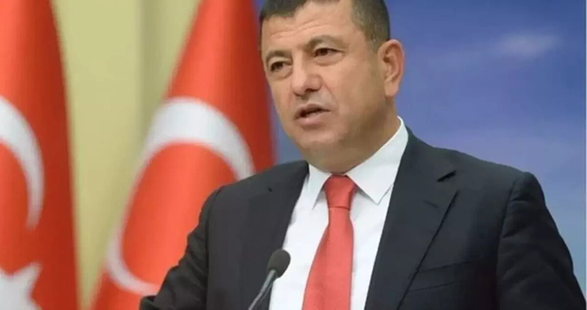 Türkiye siyaset sahnesinin tanınan figürlerinden biri olan Veli Ağbaba, 3 Nisan 1968 tarihinde dünyaya gelmiştir. Eğitim hayatına memleketi Malatya'da başlayan Ağbaba, ilk, orta ve lise eğitimini burada tamamlamıştır. Akademik kariyerine 1985–1989 yılları arasında Anadolu Üniversitesi İktisadi ve İdari Bilimler Fakültesi İşletme Bölümü'nde devam ederek mezun olmuştur.