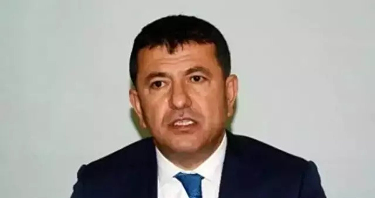 Üniversite yıllarından itibaren toplumsal konulara duyarlı bir profil çizen Veli Ağbaba, çeşitli öğrenci derneklerinde ve gençlik hareketlerinde aktif görevler üstlenmiştir.