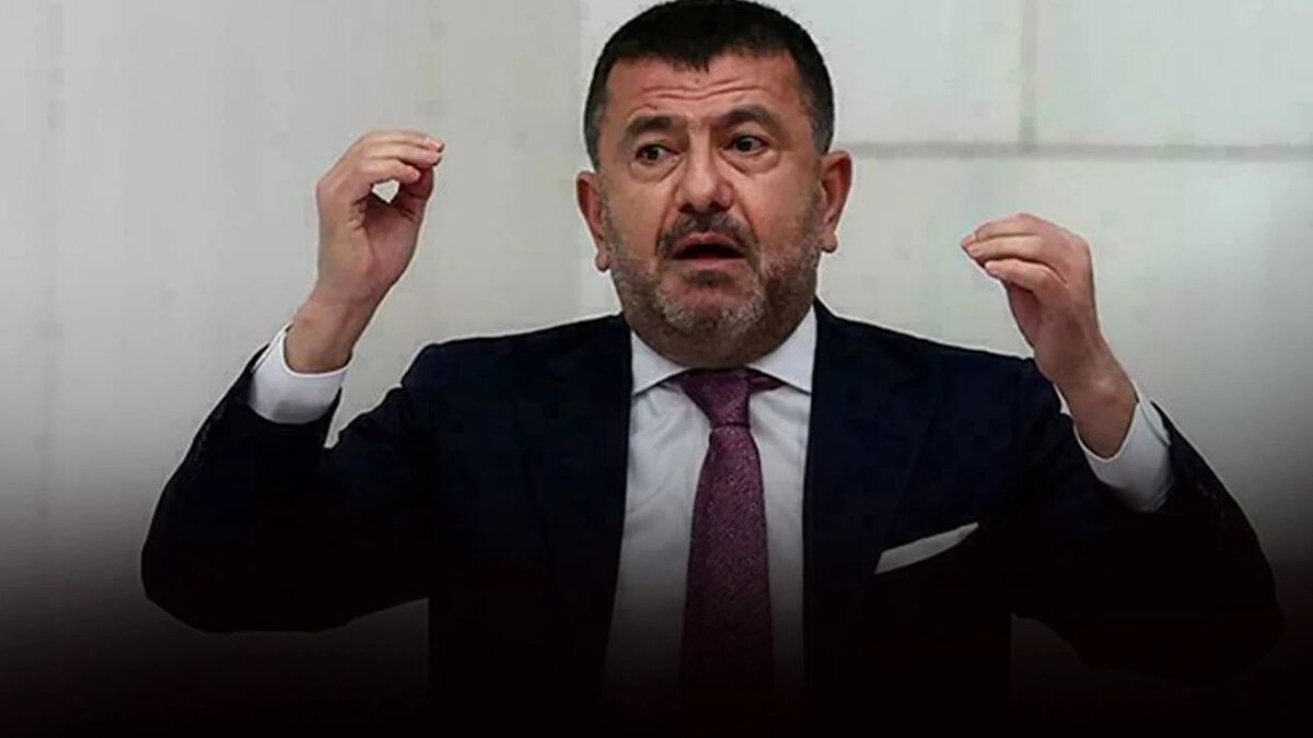 Veli Ağbaba Kaç Yaşında?<br><br>1968 doğumlu olan Veli Ağbaba, 3 Nisan tarihi itibarıyla 2025 yılı Cuma günü 57 yaşındadır.