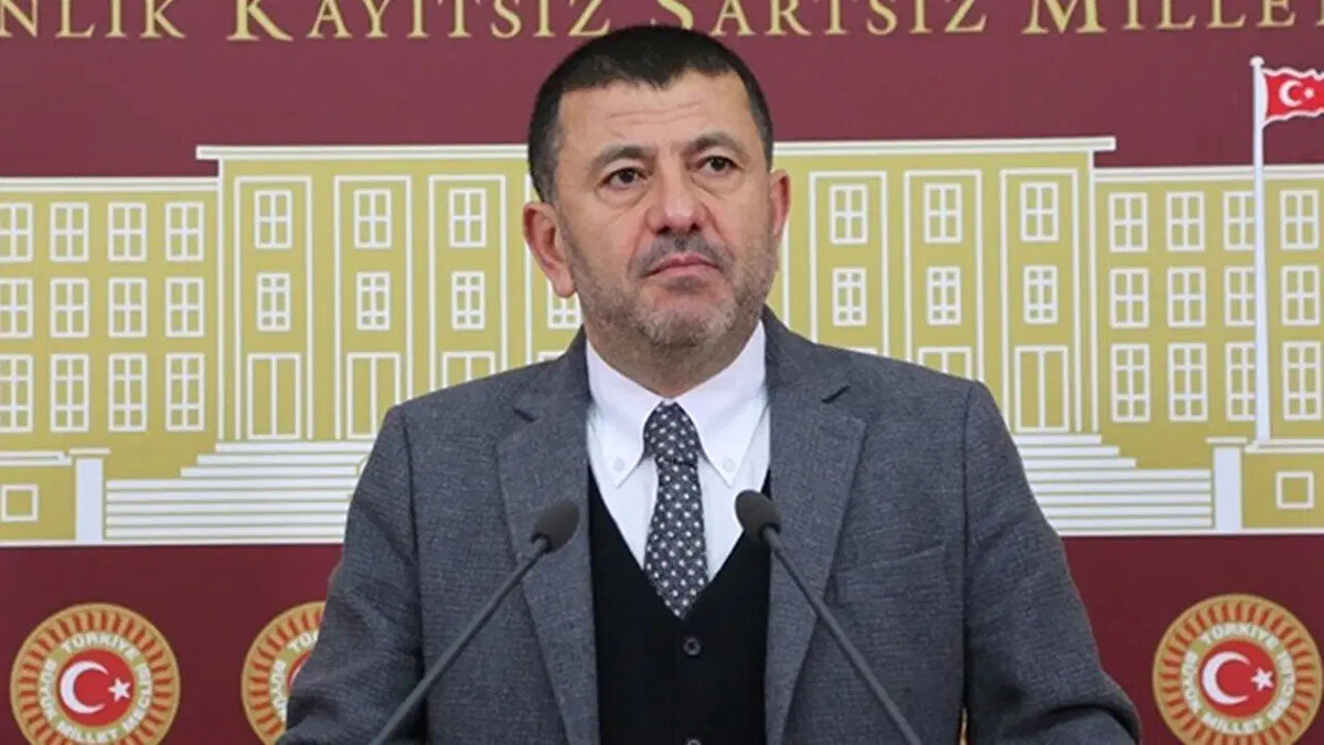 Veli Ağbaba Hangi Partiden?<br><br>Veli Ağbaba, siyasi yaşamının büyük bir bölümünü Cumhuriyet Halk Partisi (CHP) üyesi olarak sürdürmektedir. Siyasete başladığı SHP'nin CHP ile birleşmesinin ardından kesintisiz olarak CHP'de görev almıştır.