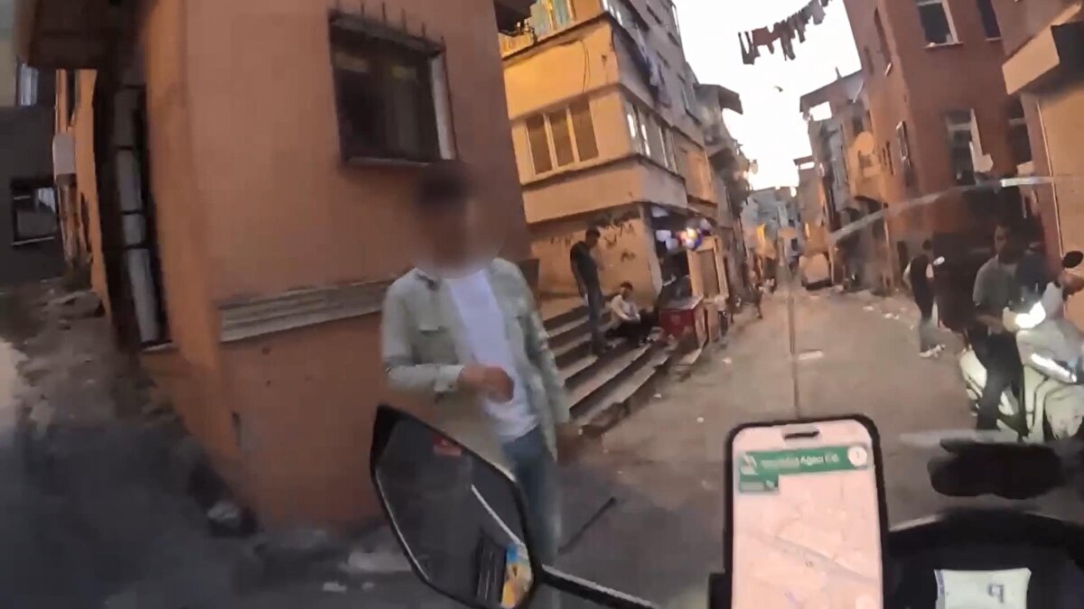 Tarlabaşı’nda sokak çekimi yaptığı sırada bir kişi tarafından durdurulan Youtuber, “Yanlış anlama, niye çekiyorsun?” sözleriyle tepkiyle karşılaştı. 