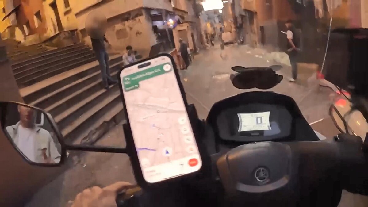 Olayın ardından kaçmaya çalışan turistin arkasından pet şişe fırlatıldı.