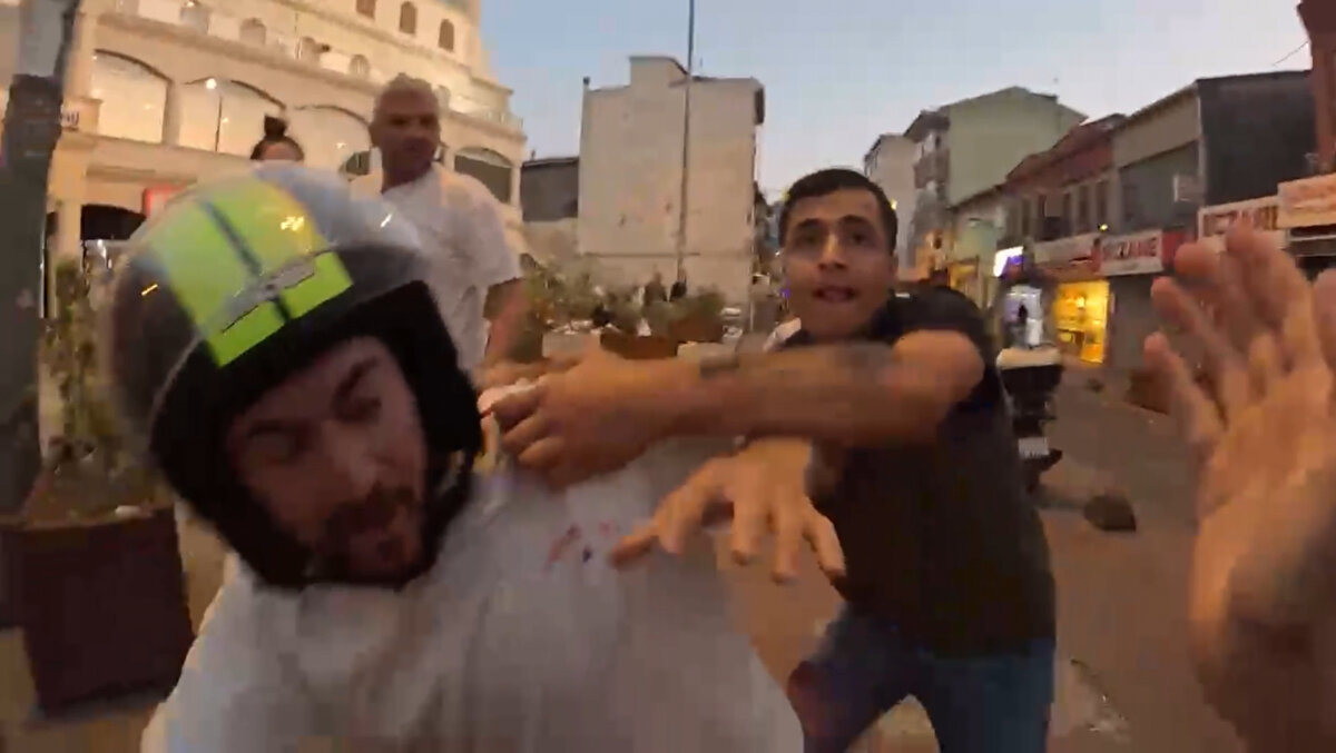 Ardından iki kişi turist ve arkadaşına saldırdı. Saldırı anları Youtuber’ın kask kamerasına yansıdı.