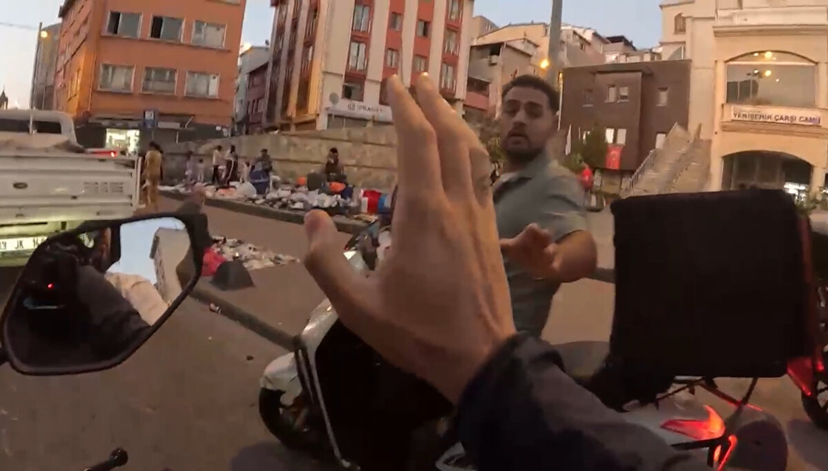 Turisti takip eden başka bir şüpheli, motosikletle önünü keserek “Problem yok” diyerek yolunu kesti.