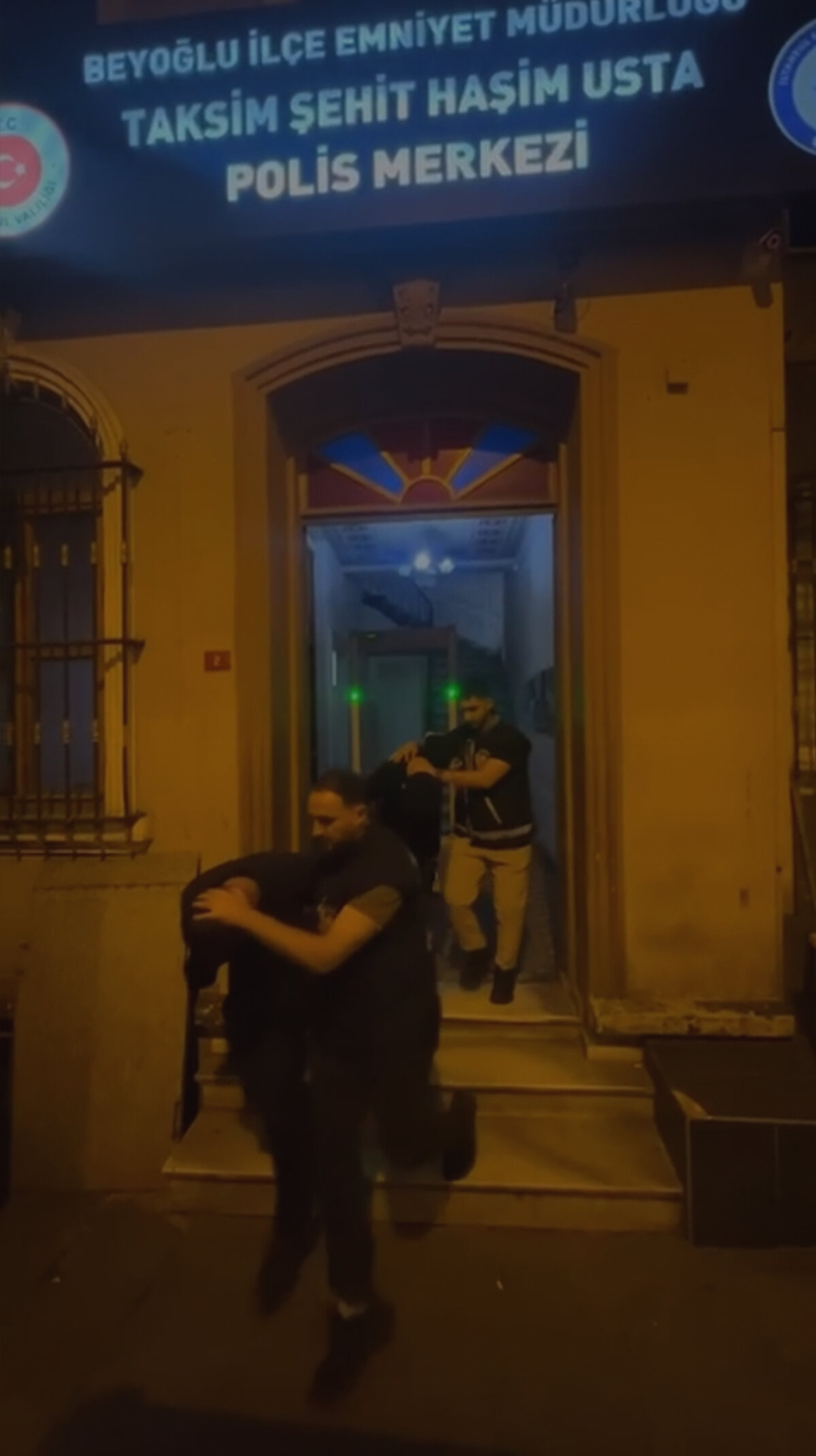 Beyoğlu Asayiş Büro Amirliği ekipleri, olay sonrası bölgede devriye sırasında şüpheliler N.A. (17) ve Sinan Çağrı B.’yi yakaladı.