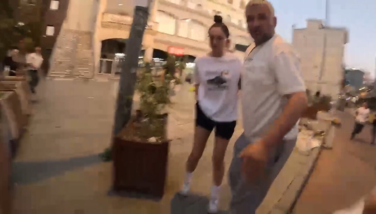 Kaçmaya çalışan Javier R.D.V. motosikletiyle kaldırıma çıktı ancak saldırganlar tarafından düşürüldü. Dizinden yaralanan turist, telefonunu alarak olay yerinden koşarak uzaklaştı.