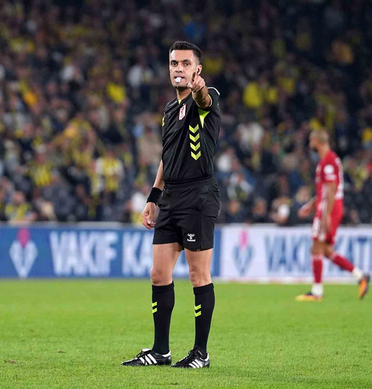 Gaziantep Şahinbey ilçesinde doğan Ali Yılmaz, Gaziantep'i temsil eden üst klasman hakemidir.