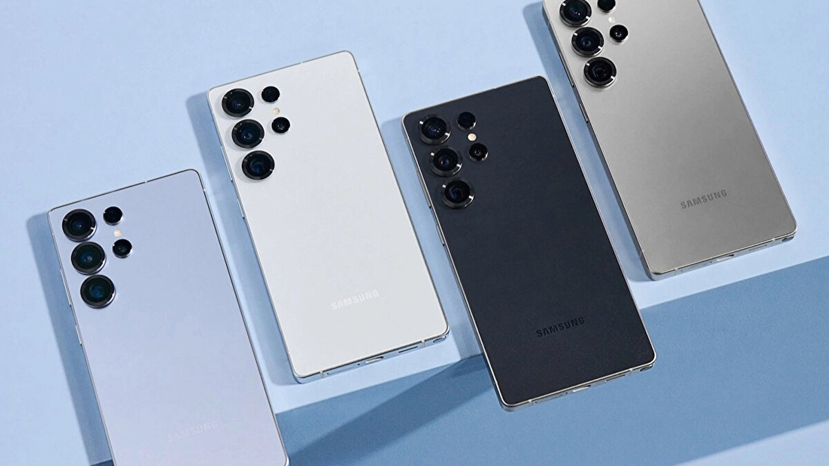 Galaxy S serisi<br>Modeller: S25, S25+, S25 Ultra, S25 Edge; S24, S24+, S24 Ultra, S24 FE; S23, S23+, S23 Ultra, S23 FE; S22, S22+, S22 Ultra; S21 FE.<br>Amiral gemileri One UI 8’i ilk alanlar oldu. Kamera ve pil optimizasyonu ile kilit ekranı ve widget deneyimi yenilendi. FE modelleri de ana sürümle birlikte güncelleme akışına dahil edildi.