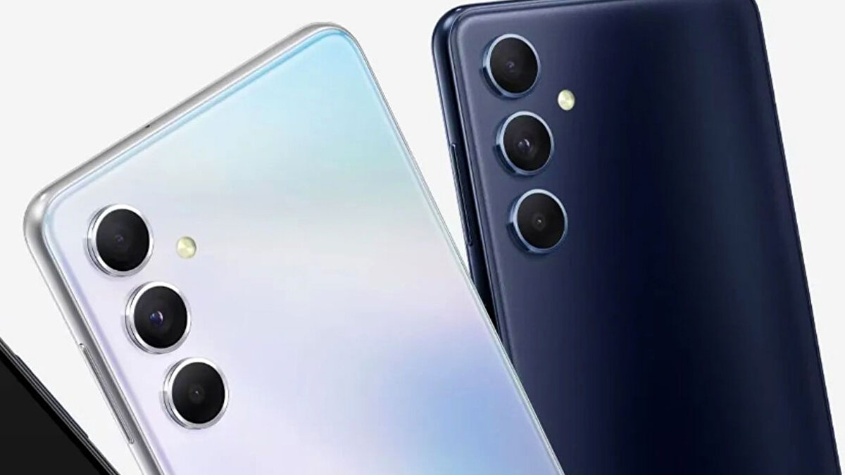 Galaxy M serisi<br>Modeller: M56, M55, M55s, M54, M53; M36, M35, M34, M33; M16, M15; M06.<br>M serisinde pil verimi ve ısınma kontrolü iyileştirildi. Bildirim gölgesi ve animasyonlar hızlandı. Modeller bölgeye göre partiler halinde güncelleniyor.