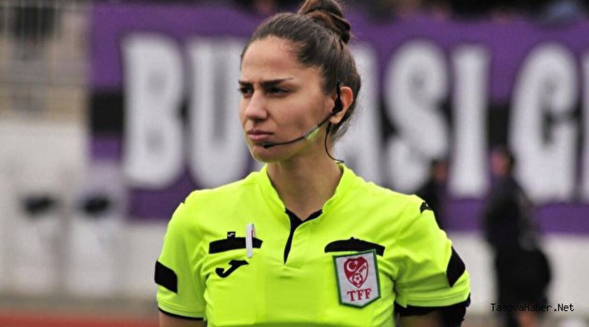 Asen Albayrak kimdir?<br><br>Asen Albayrak, 5 Mayıs 1997 tarihinde Amasya’nın Taşova ilçesinde dünyaya geldi. 28 yaşındaki Albayrak, Ankara bölgesi hakemi olarak görev yapıyor.<br>