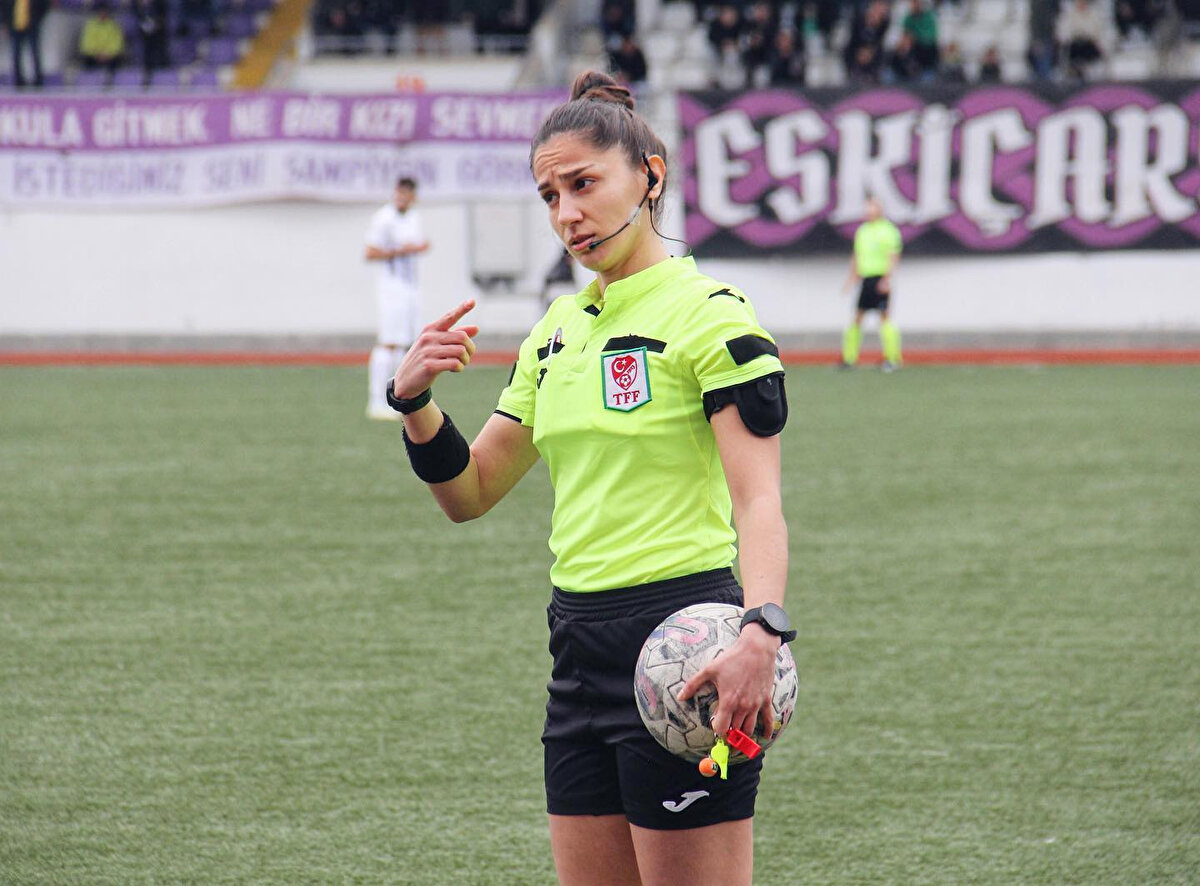 TFF Başkanı İbrahim Hacıosmanoğlu, geçtiğimiz aylarda yaptığı açıklamada kadın hakemlerin yakında Süper Lig maçlarında görev alabileceğini söylemişti. Bu açıklamanın ardından Asen Albayrak da “Kadın hakemler olarak Süper Lig’e hazırız” ifadelerini kullanmıştı.
